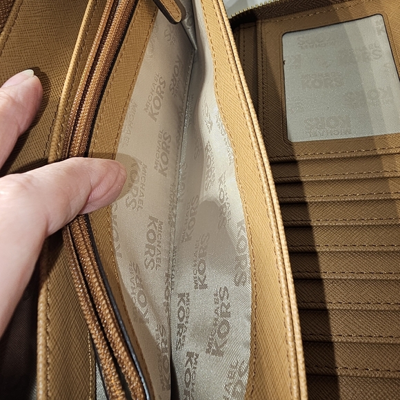 EUC Michael Kors Vanilla MK Monogram Travel Zip Continental Wallet / Wristlet - Picture 9 of 13